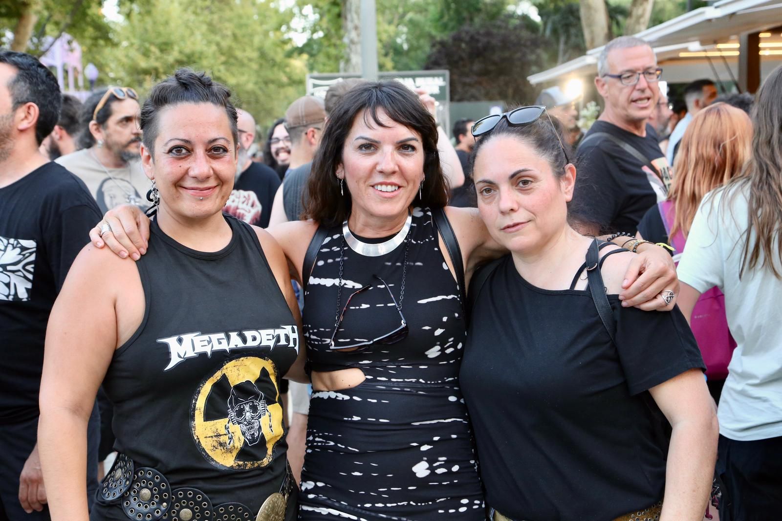 Ambiente en la Plaza de España para ver a Angelus Apátrida y Megadeth