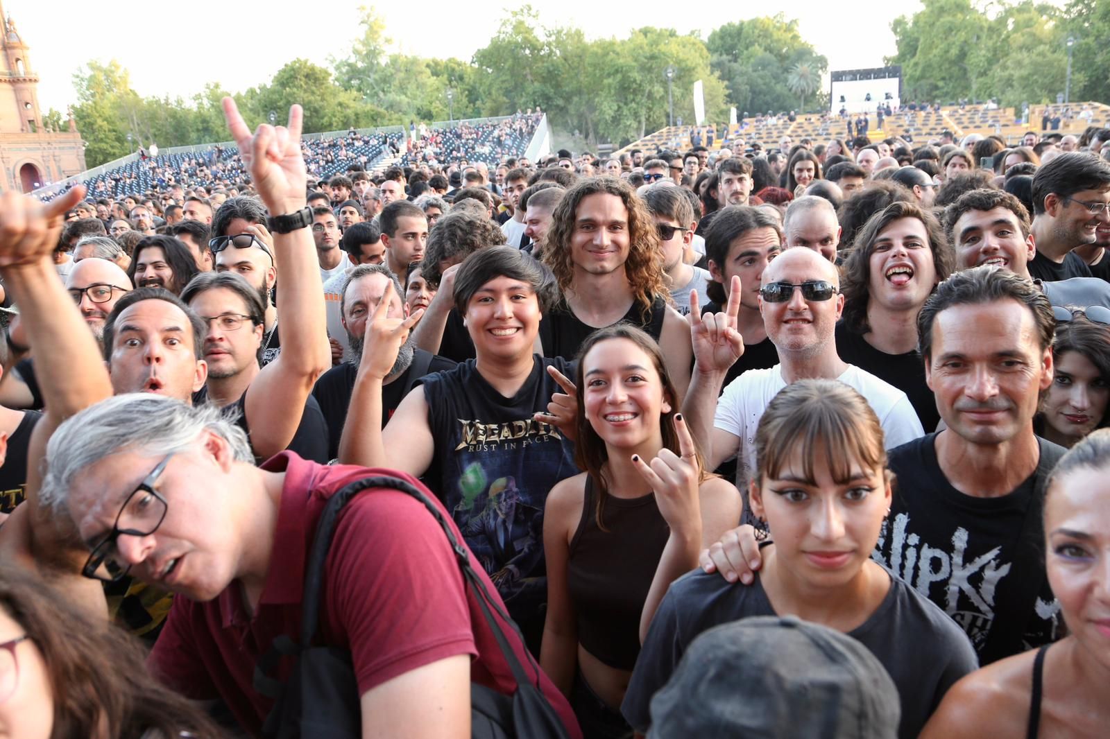 Ambiente en la Plaza de España para ver a Angelus Apátrida y Megadeth