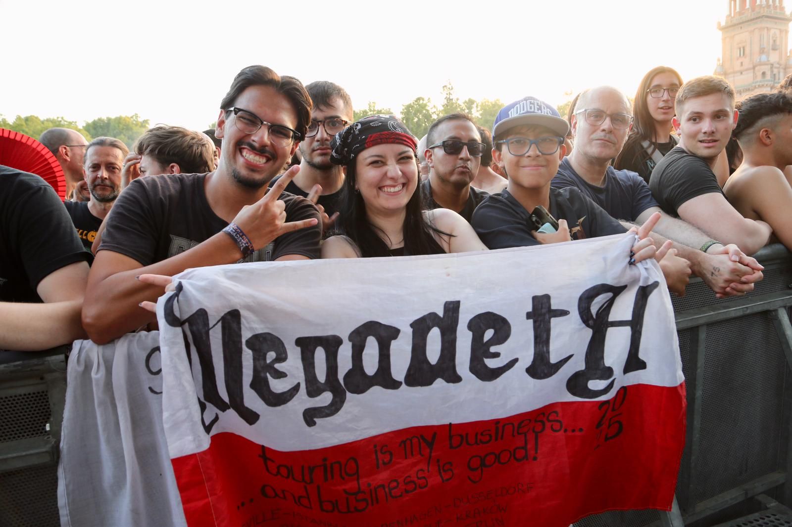 Ambiente en la Plaza de España para ver a Angelus Apátrida y Megadeth