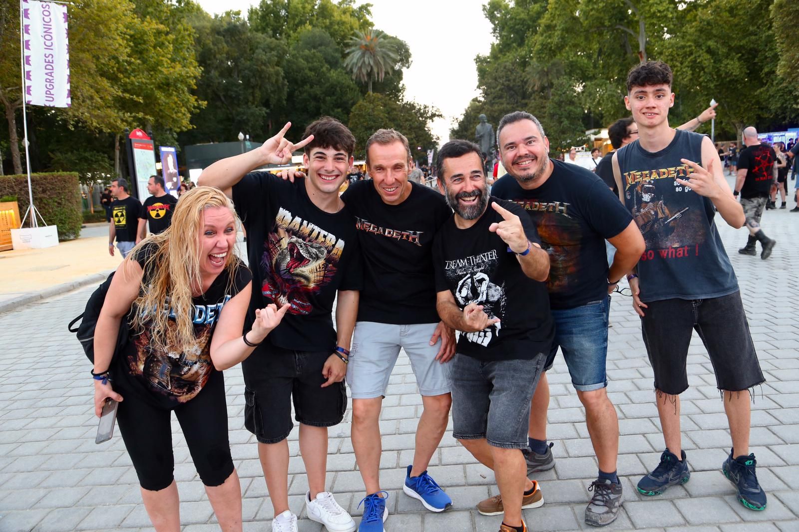 Ambiente en la Plaza de España para ver a Angelus Apátrida y Megadeth