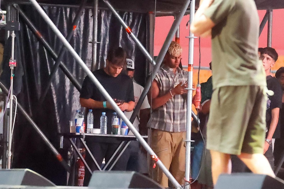 Lamine Yamal en el escenario mientras canta Morad
