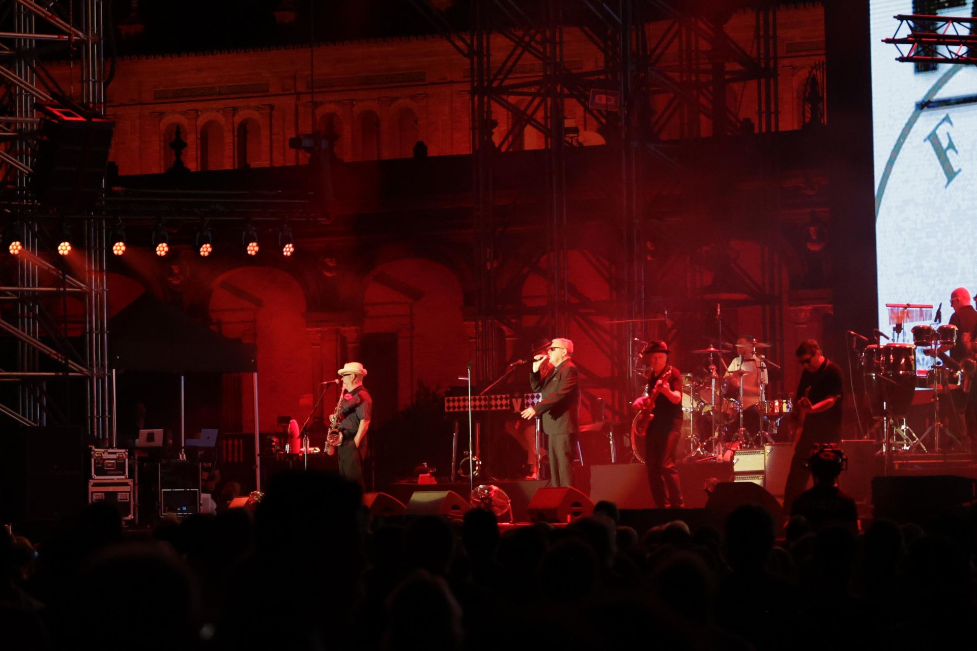 Madness interpretaron sus éxitos más famosos en Sevilla 