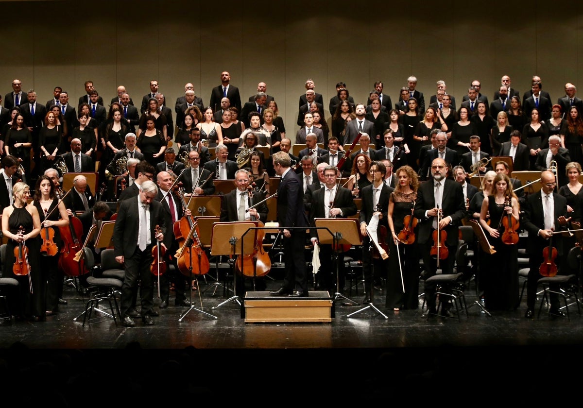 El director junto con los componentes de la orquesta que interpretó el 'Réquiem' de Verdi