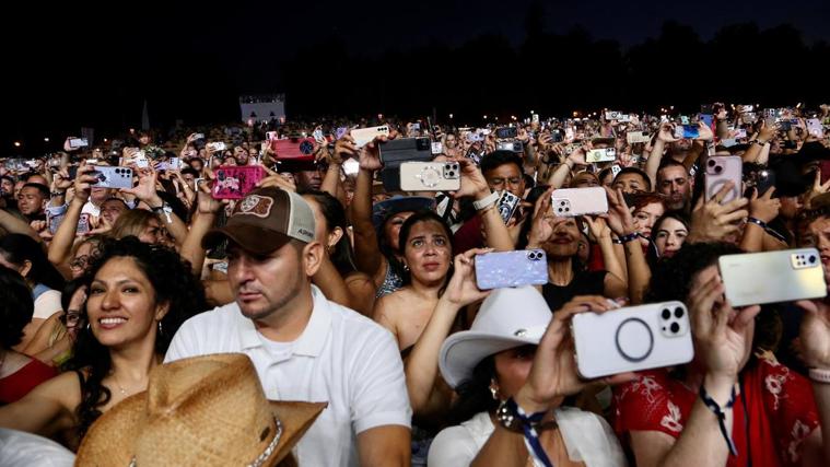 Carín León convierte Icónica Santalucía Sevilla Fest en una fiesta ranchera