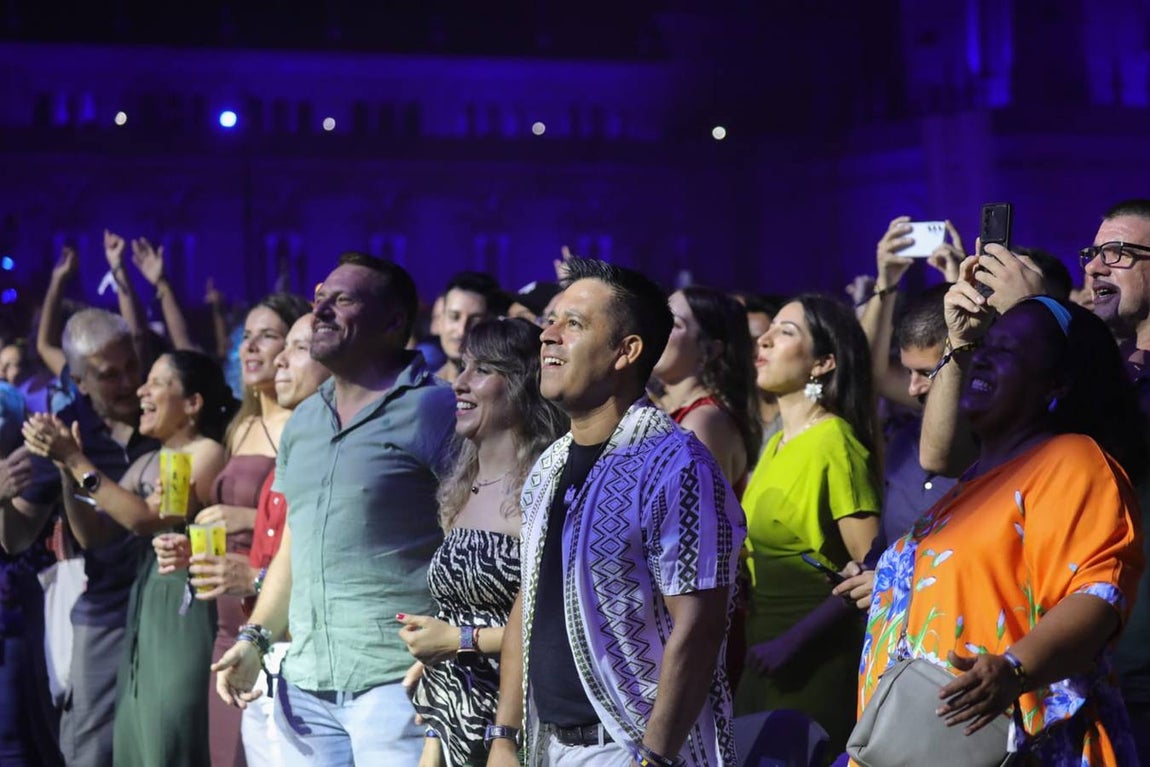 El artista portorriqueño ha puesto a bailar a la Plaza de España con su salsa y boleros 