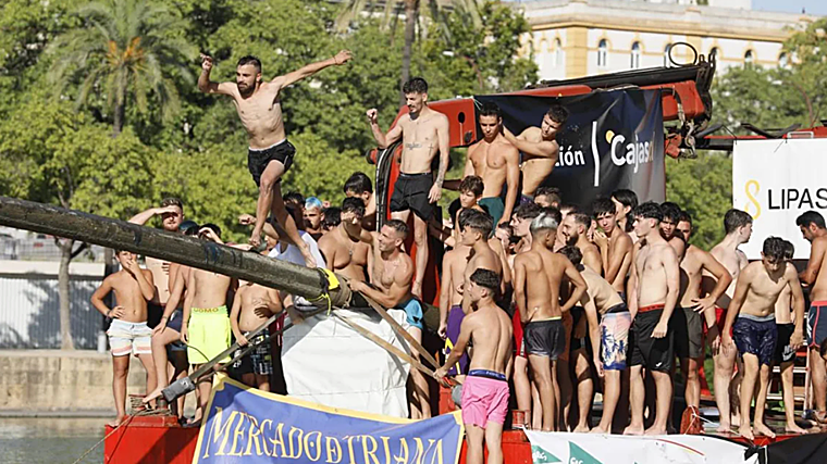 Participantes de una tarde en la cucaña durante la Velá de Santa Ana 2024