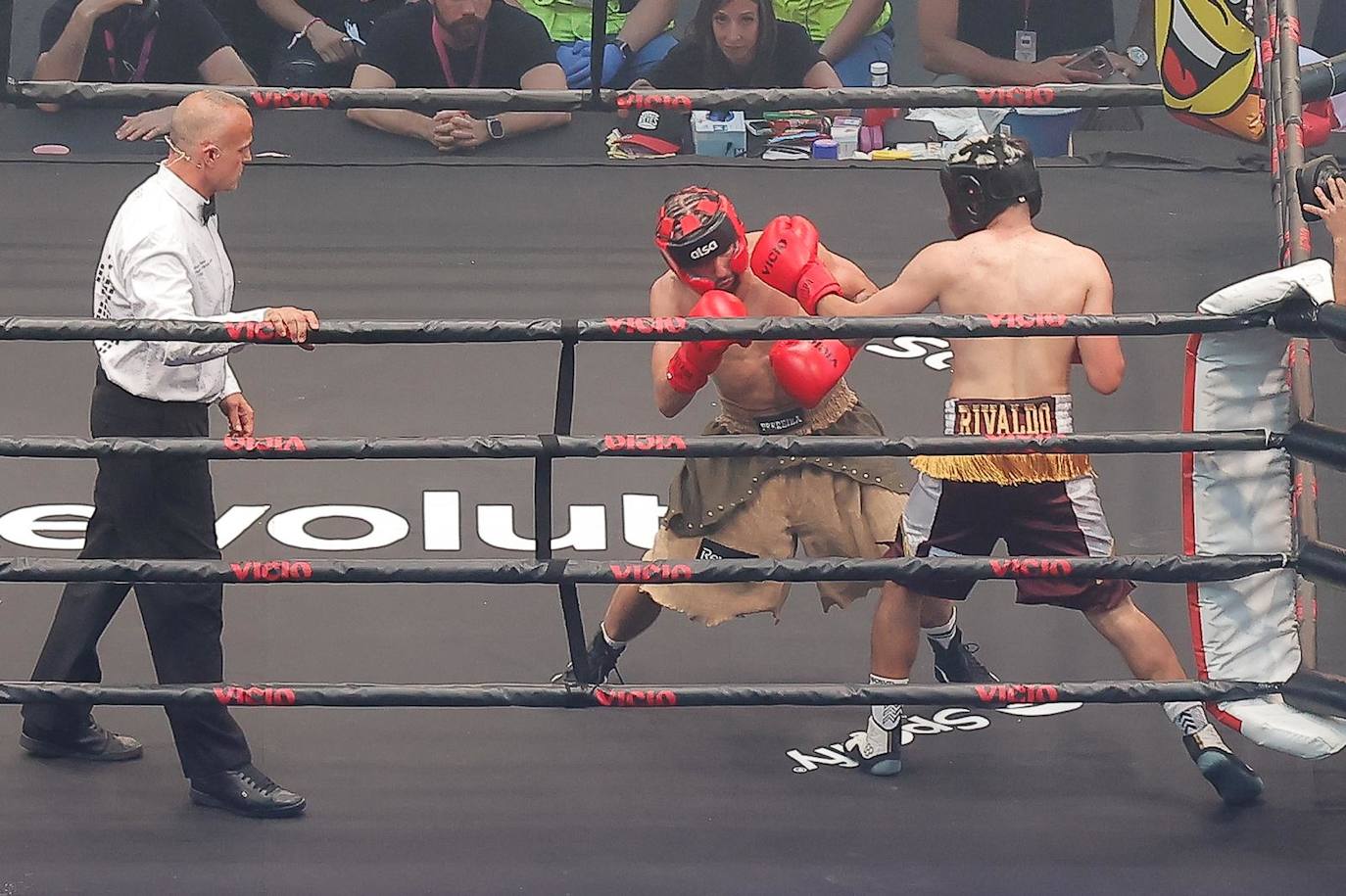 Pereira7, y el influencer y creador de contenido, Rivaldios en el primer combate de 'La Velada del Año 5' en el Estadio de la Cartuja