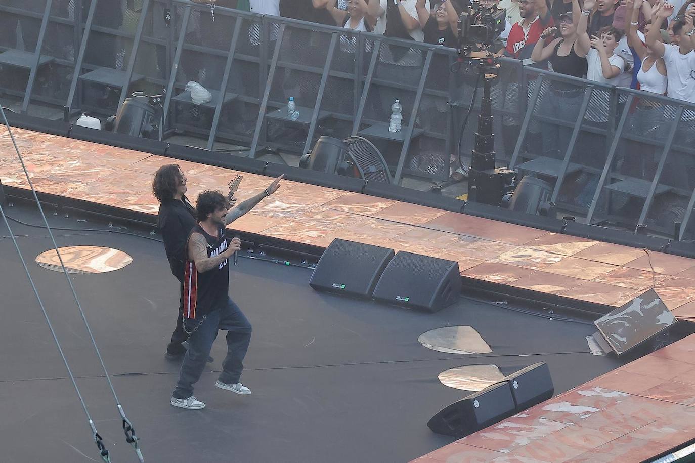 Melendi durante su actuación en 'La Velada del Año 5' en el Estadio de la Cartuja