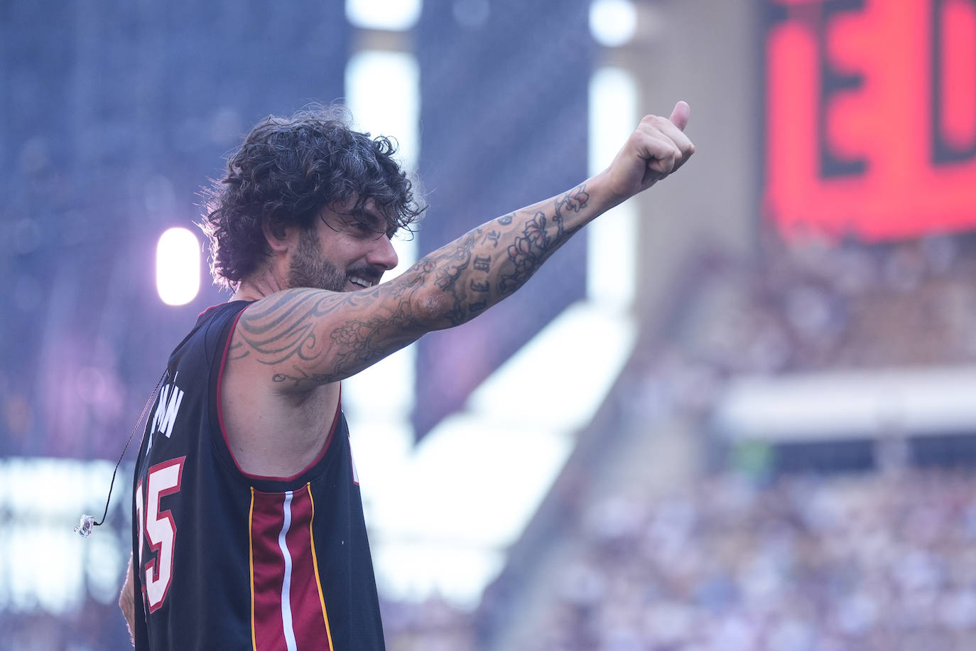 Melendi durante su actuación en 'La Velada del Año 5' en el Estadio de la Cartuja