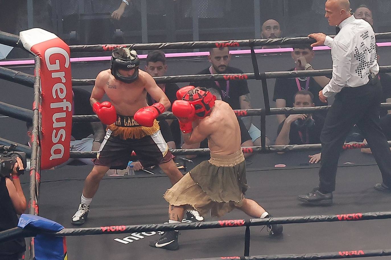 Pereira7, y el influencer y creador de contenido, Rivaldios en el primer combate de 'La Velada del Año 5' en el Estadio de la Cartuja