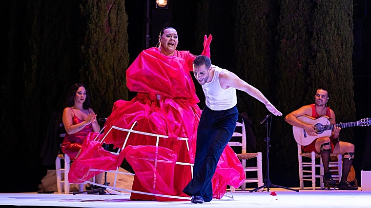 Manuel Liñán baila al cante por fandangos de Falete en la obra 'Llámame Loca'