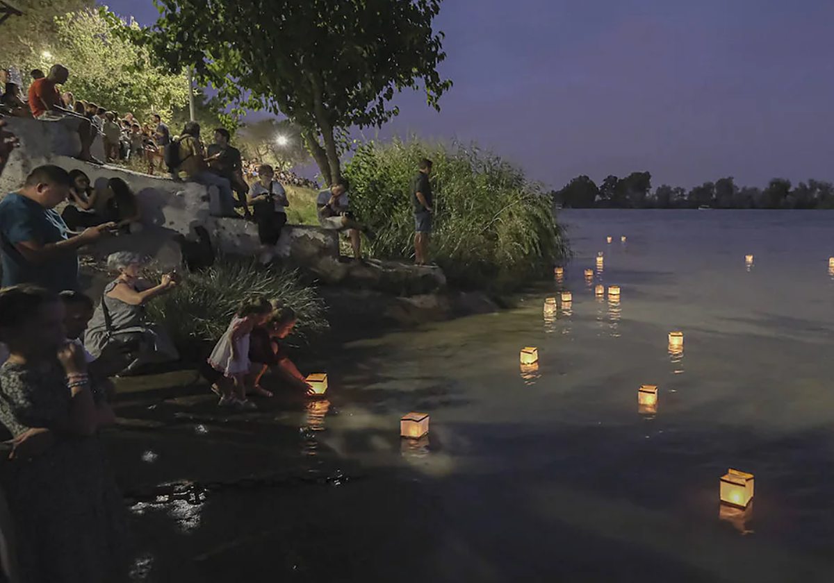 La ceremonia japonesa 'Toro Nagashi' del pasado 2024, en Coria del Río, a orillas del Guadalquivir