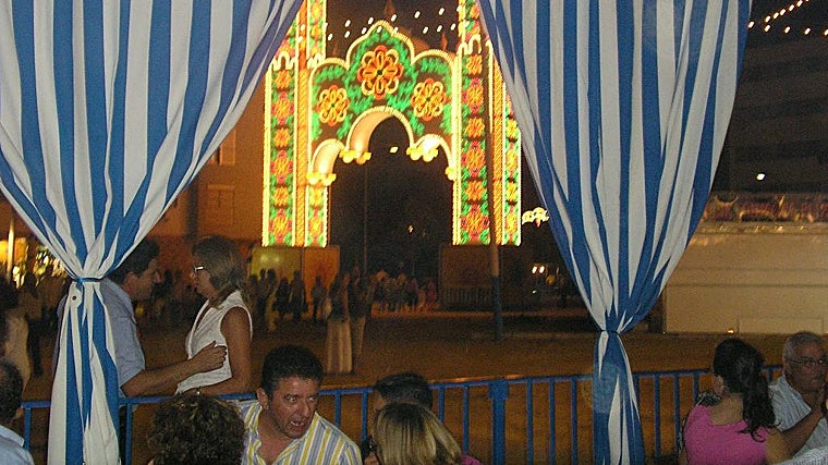 Portada iluminada de la Feria de Camas vista desde una de las casetas