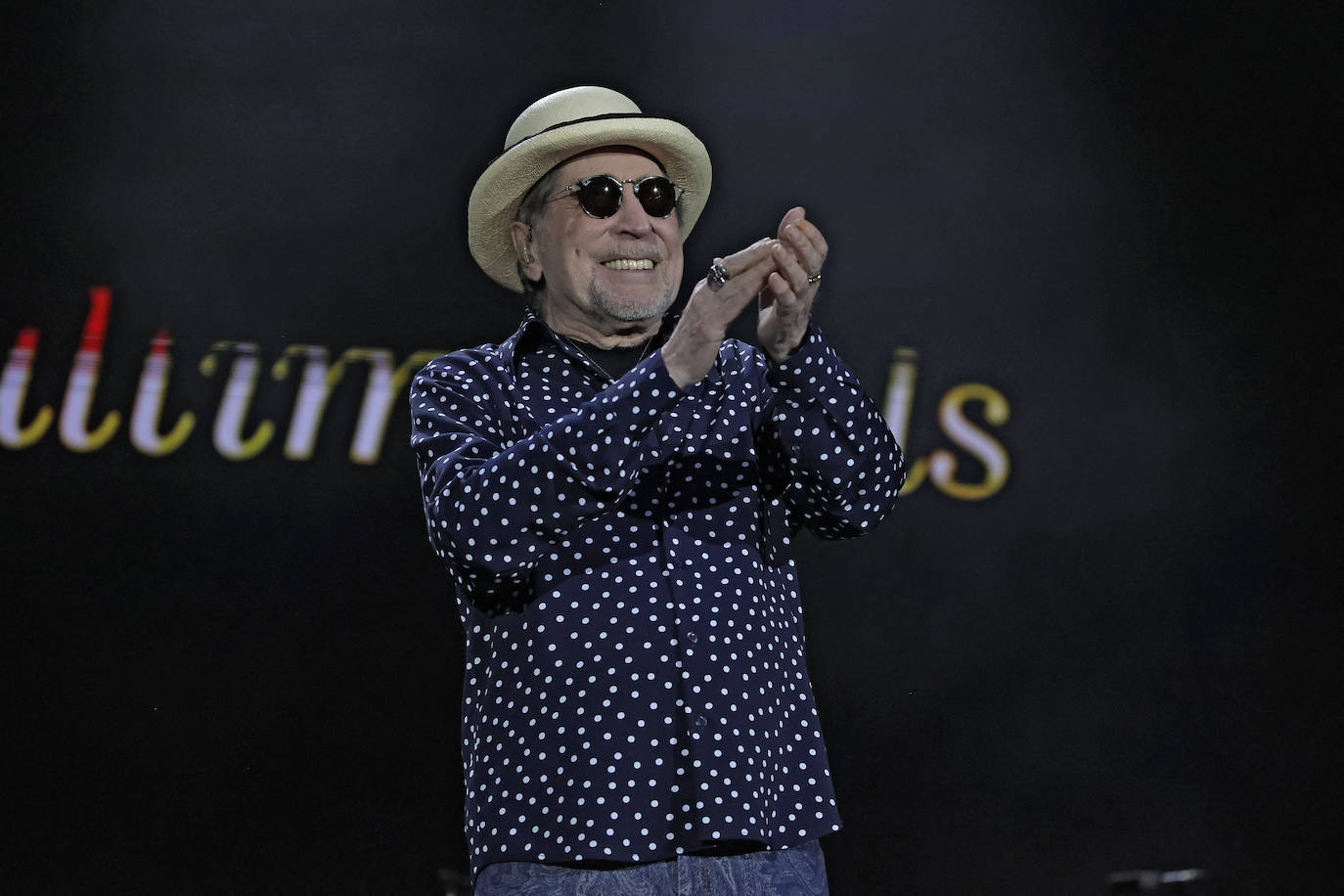 Joaquín Sabina recibió durante todo el concierto el cariño del público de la Maestranza