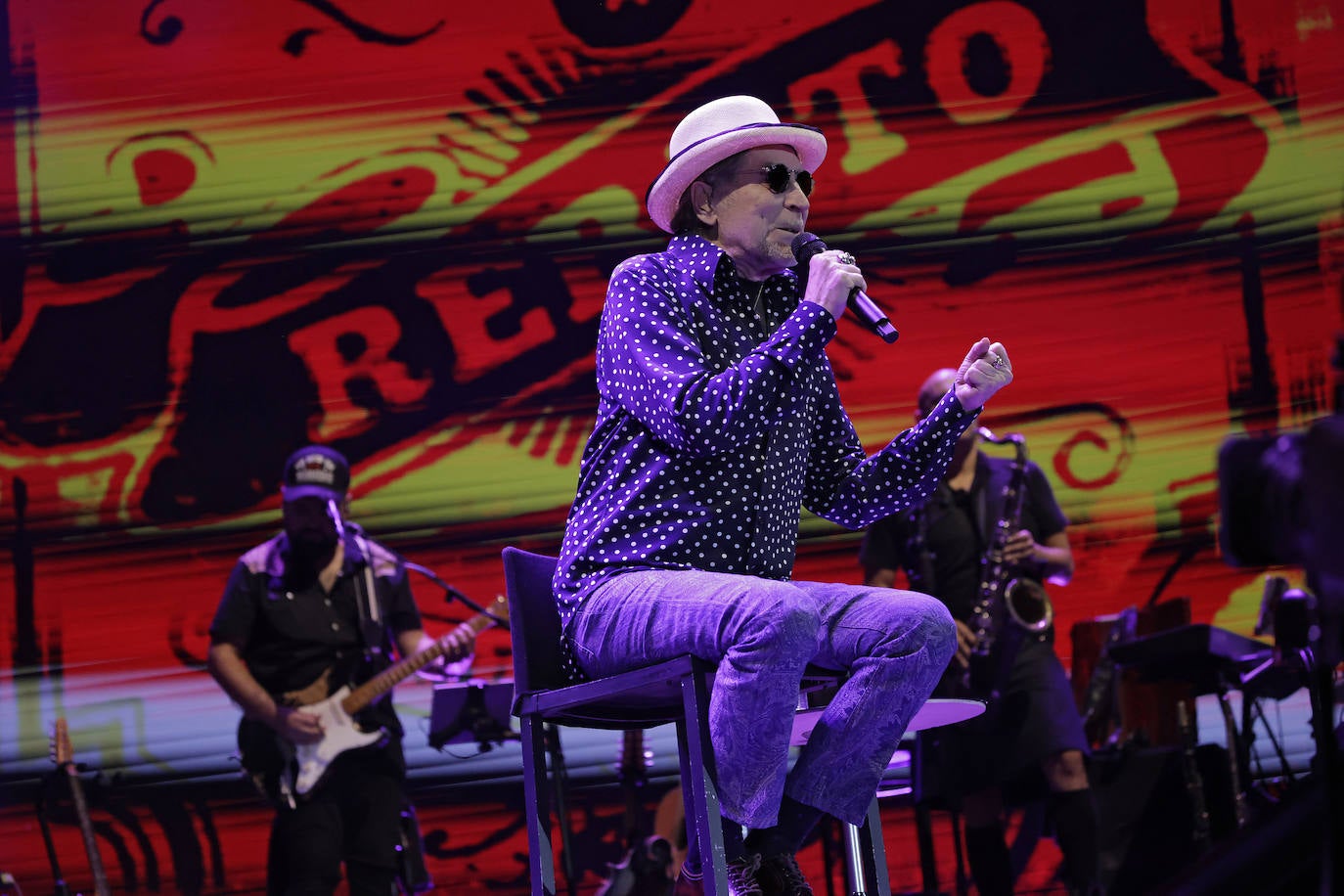 Joaquín Sabina recibió durante todo el concierto el cariño del público de la Maestranza