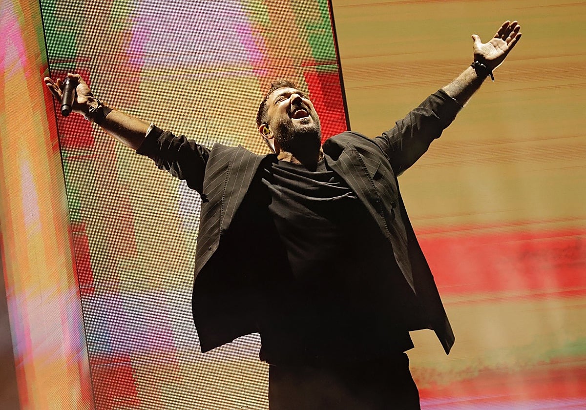 Antonio Orozco cantando en la Plaza de Toros de Sevilla