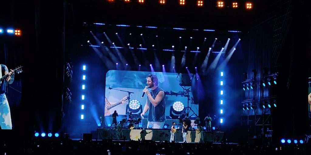 Manuel Carrasco sorprende a Camilo en pleno concierto en Sevilla