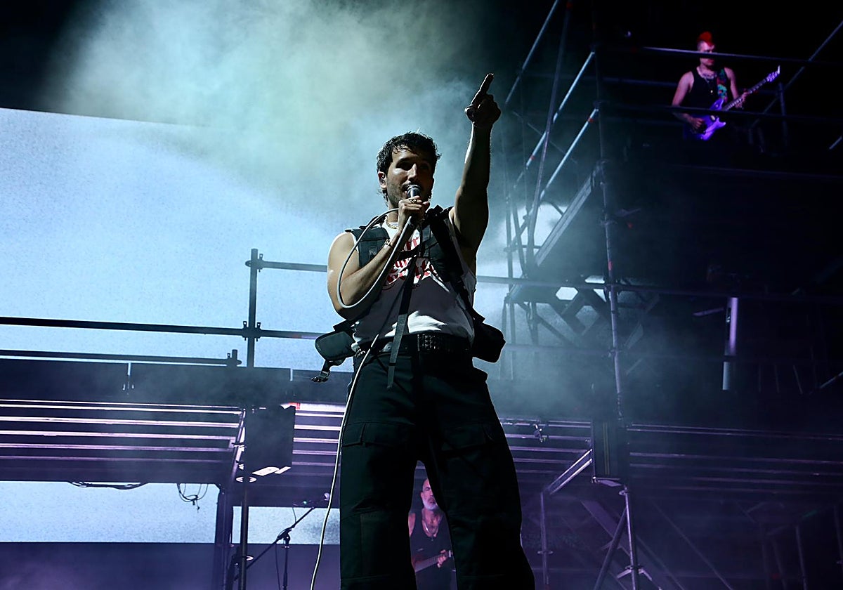 Sebastián Yatra cantando en Sevilla