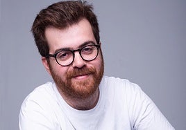 Adrián Pino, actor, cómico y mitad de 'Elfos del Rocío': «Tengo tatuado a Juan y Medio»