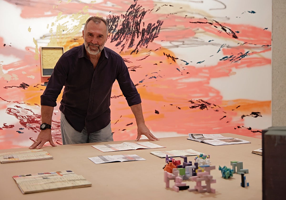 Paco Pérez Valencia junto a algunas de las obras que expone en esta retrospectiva