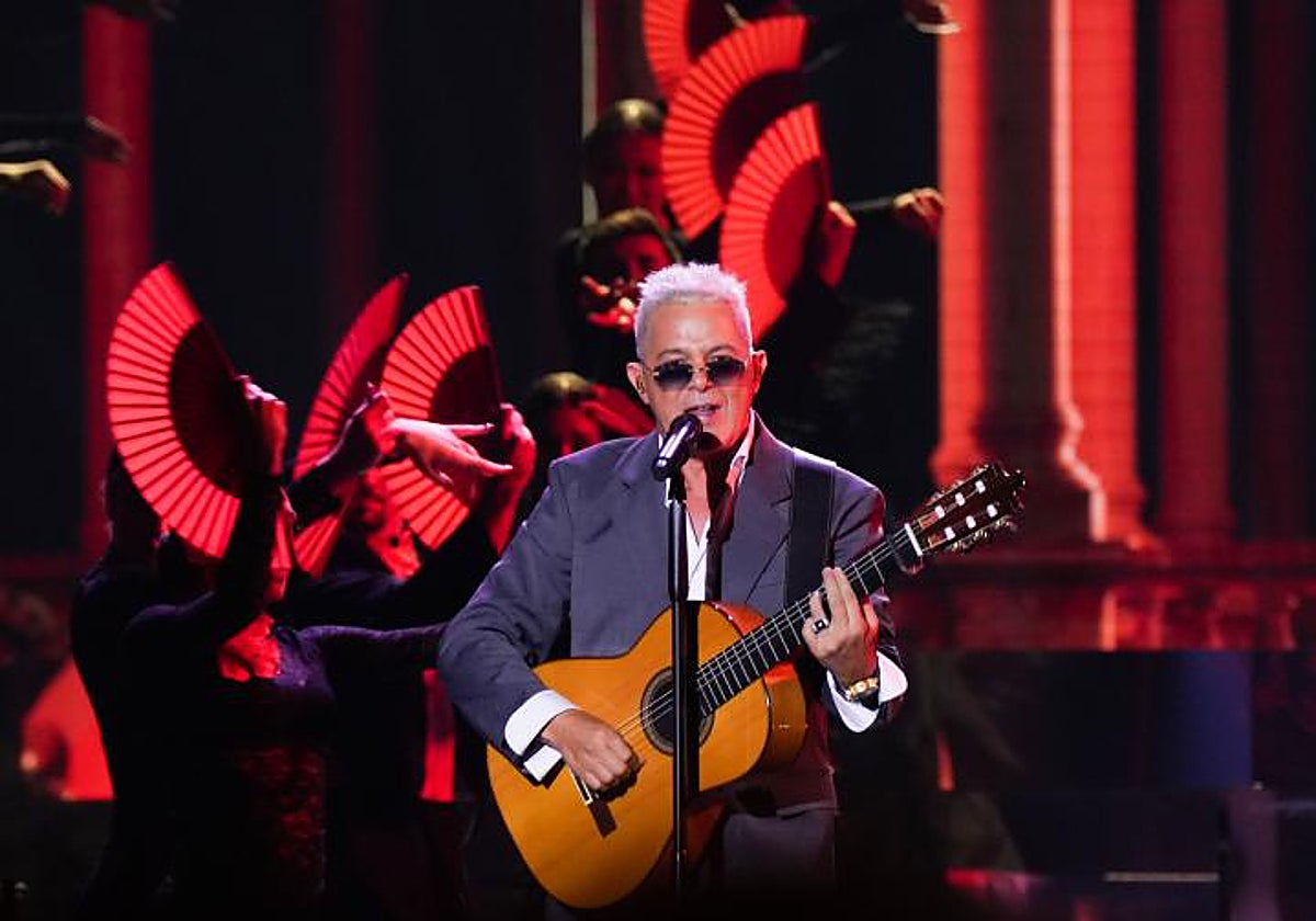 Alejandro Sanz actuando en los Grammy Latinos en Sevilla en 2023