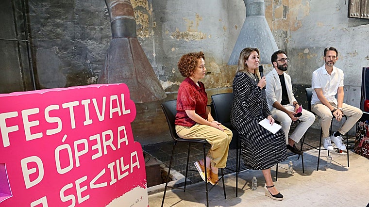 La delegada de Cultura, Angie Moreno, el director del festival, Curro Soriano con los directores de escena Susana Gómez y Guillermo Amaya