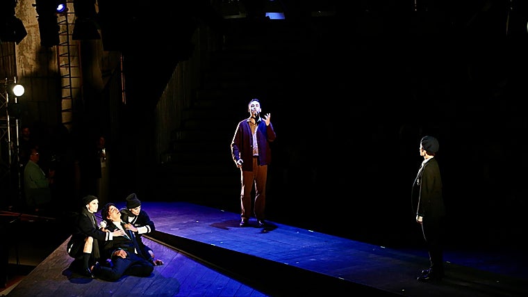 A la izquierda Dietrich Henschel entre las dos bailarinas/figurantes, Samy Camps en el centro y a la derecha del todo Vinyes-Curtis como Dargelos