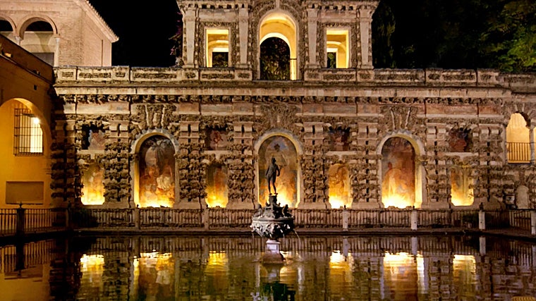 Espacio de los jardines del Real Alcázar de Sevilla de noche