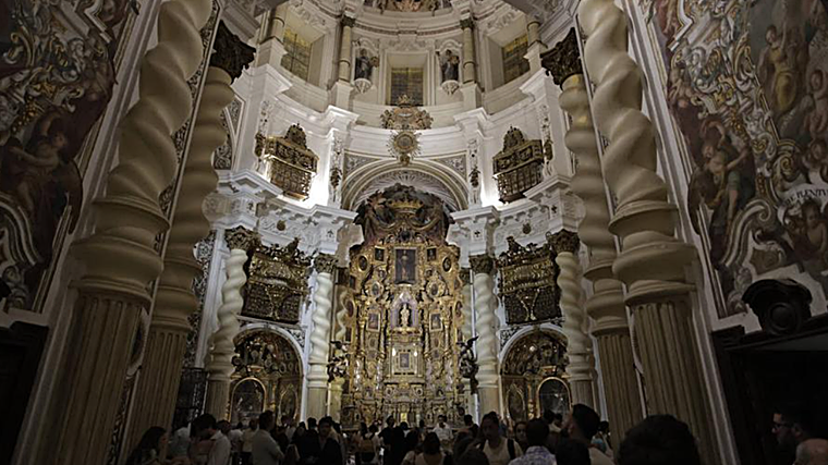 Visitantes en San Luis de los Franceses durante una Noche en Blanco en Sevilla