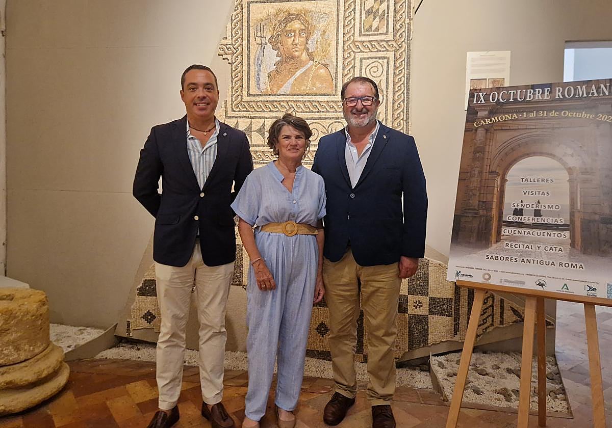 Ramón Gavira, Carmen Ortiz y Juan Ávila, durante la presentación de Octubre Romano de Carmona