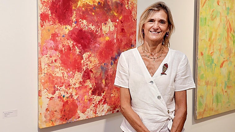 Zenaida Pablo-Romero ante sus obras en la sala Patricio de Avda. de la Palmera.