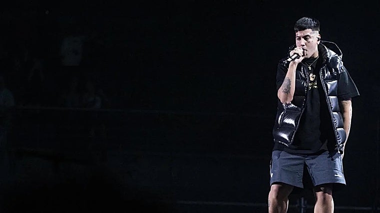 Duki cantando en el Movistar Arena