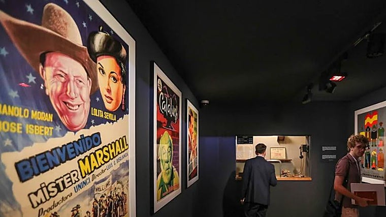 La obra y la vida de Luis García-Berlanga son las protagonistas de esta exposición que se encuentra en el Caixaforum