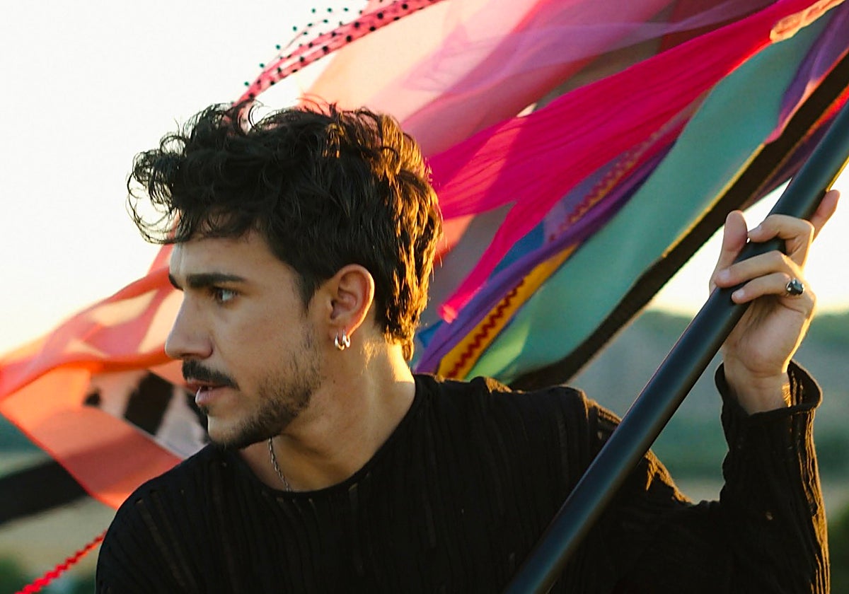 Gonzalo Hermida ondeando su 'Bandera Libertad'