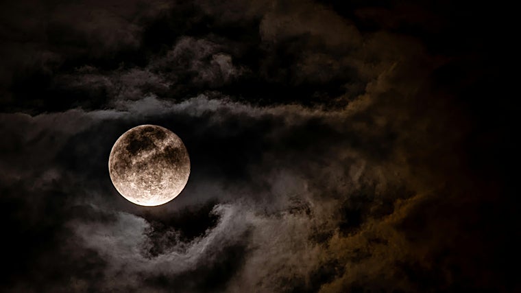 Imagen de la Luna en un cielo nublado