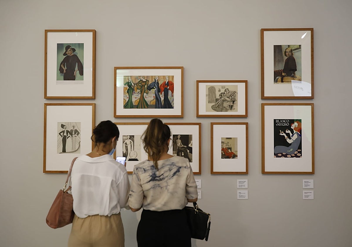 Dos visitantes en La Galería de ABC, donde se celebra esta Noche en Blanco una de las exposiciones que no te puedes perder