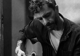 La nueva vida de  Juan Medina  como guitarrista: «Dejé de beber y de salir y encontré en la guitarra otro modo de vida»