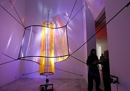 Cachito Vallés invita en el CAAC a reflexionar sobre el tiempo y la belleza en su primera gran exposición individual en un museo