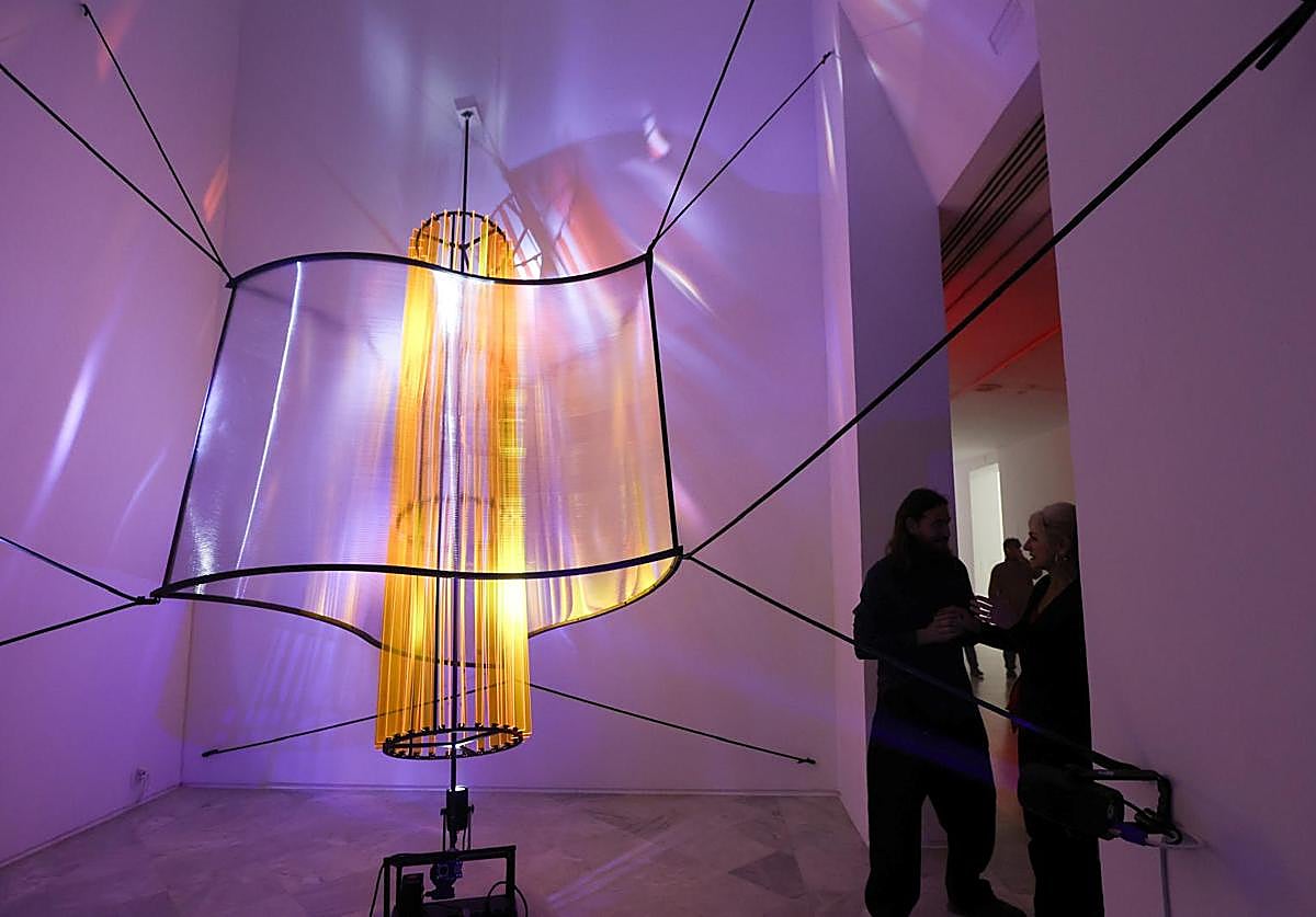 Cachito Vallés y Patricia del Pozo junto a una de las instalaciones de esta muestra