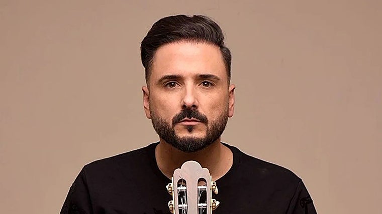 Riki Rivera junto a su guitarra