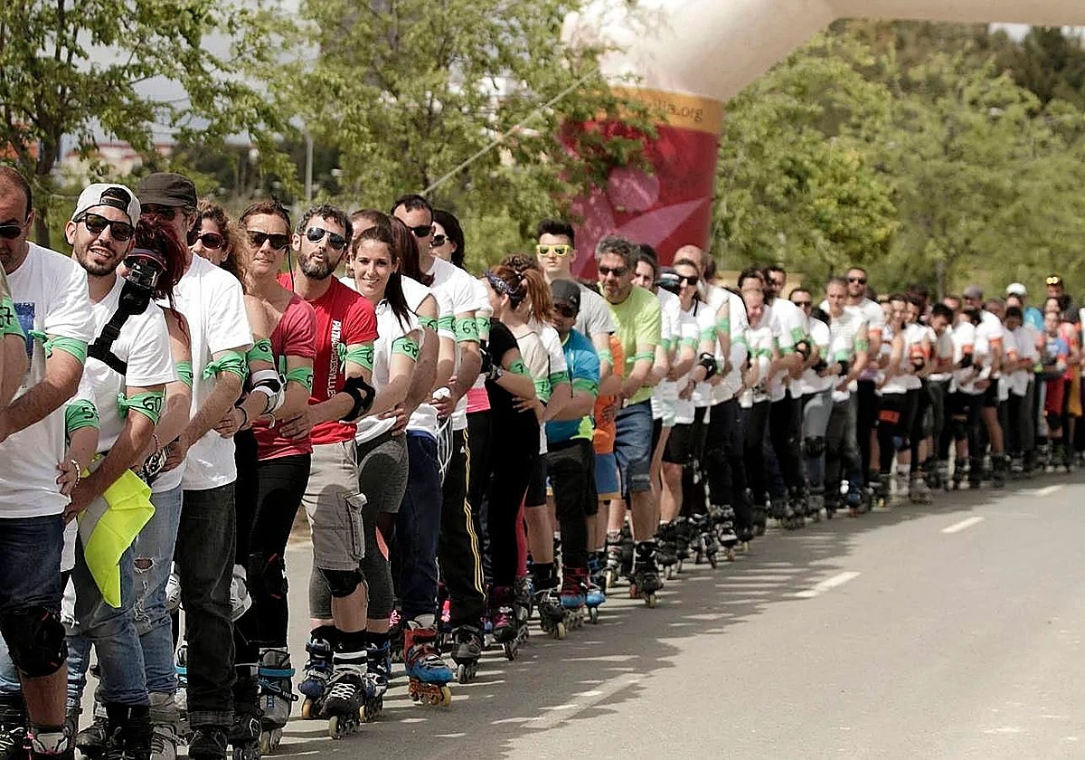Patinadores formando una fila en Sevilla