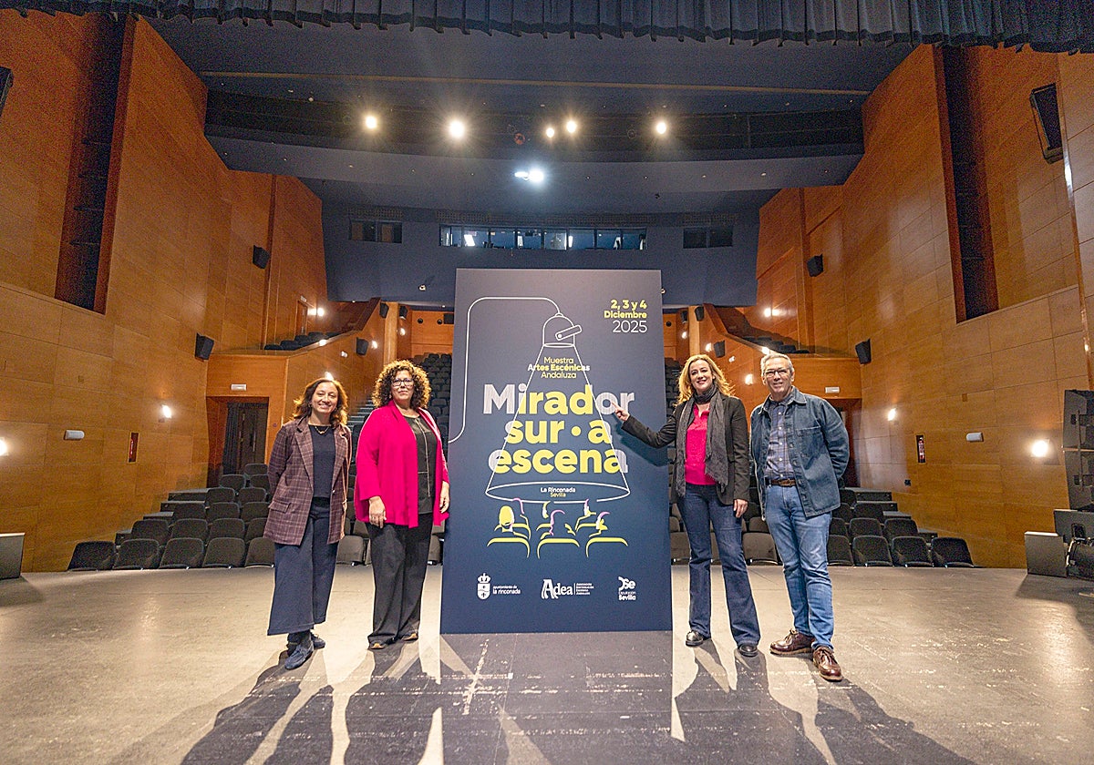 La presidenta de la Asociación de Distribución Escénica Andaluza, Lucía deFranchi., la proudctora Elena Carrascal, Raquel Vega teniente de alcalde delegada de Cultura del Ayuntamiento de La Rinconada y el director de Área, Antonio Castro