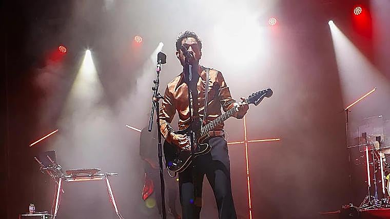 Siloé se apresentando em Sevilha