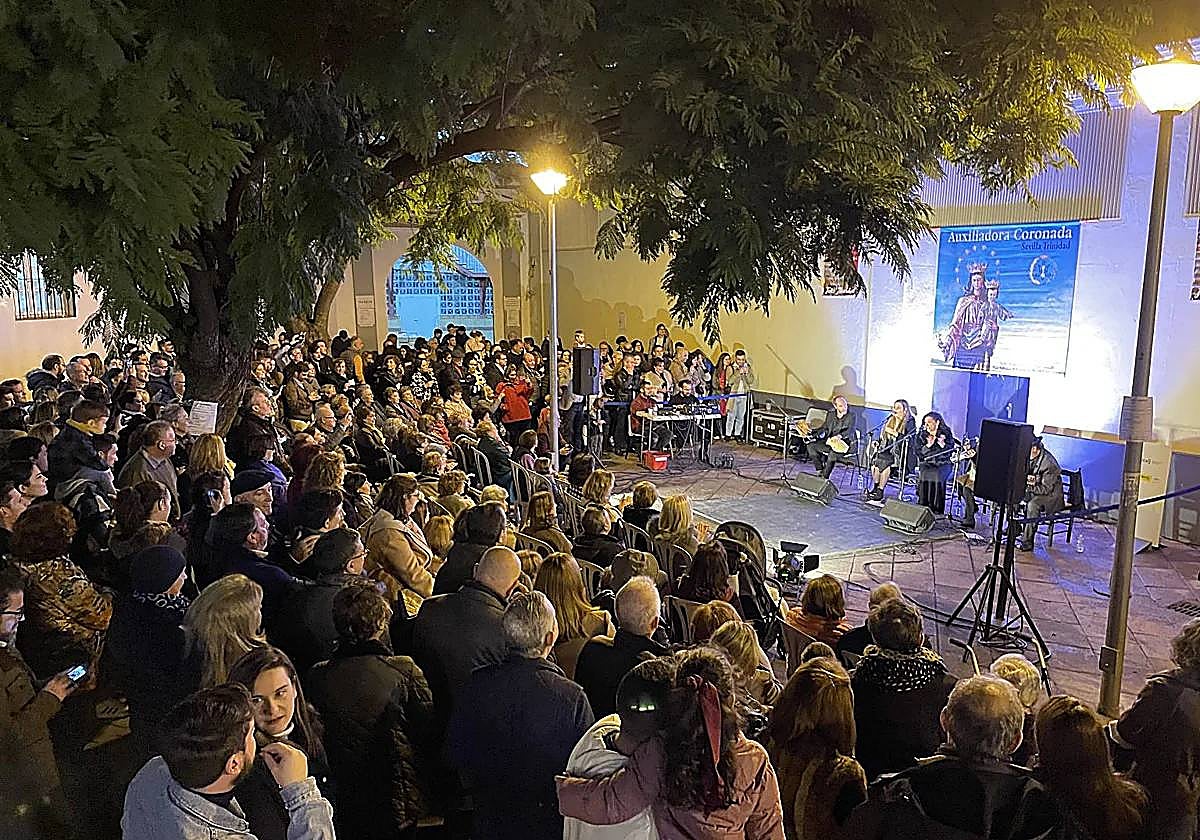 Una zambomba navideña en las calles de Sevilla