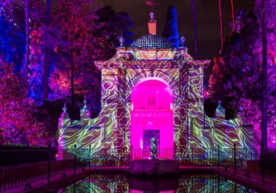Las luces transforman mágicamente un lugar especial como los Jardines del Real Alcázar de Sevilla