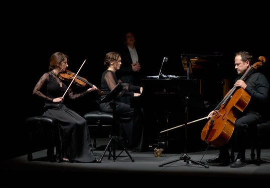 Macarena Martínez (violín), Blanca Trabalon (piano) e Israel F. Martínez (violonchelo)