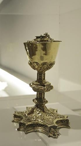 Imagen secundaria 2 - Autoridades en la inauguración y algunas piezas de esta exposición