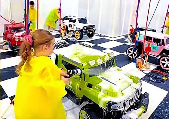 Inauguran un 'lavadero de coches' para niños en Sevilla: «Pasarán las horas como si estuvieran cuidando de su vehículo»