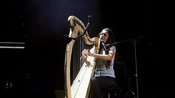 Amaia endulza Sevilla, «una de las ciudades más bonitas de España», con una noche para cantar, callar y sentir