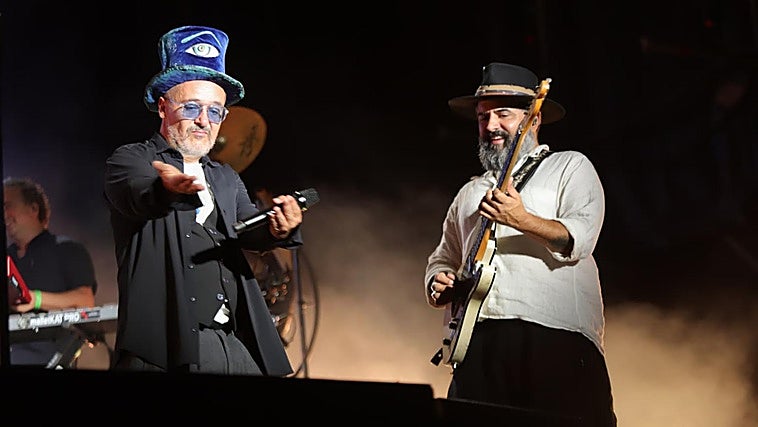 Love of lesbian se despide de Sevilla en una noche de hermandad en el Pop CAAC